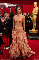 高清组图：奥斯卡红毯 黛咪-摩尔优雅亮相笑容迷人