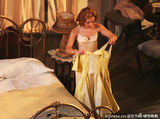 组图：斯嘉丽出演舞台剧 脱裙露豪乳“香飘四溢”