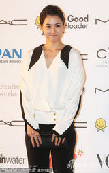 组图：韩佳人金宣儿性感争艳 李秉宪盛装亮相