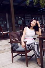 组图：刘涛街拍御姐造型享受悠闲时光