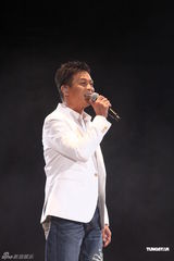 组图：汪明荃助阵关菊英演唱会 黄日华陈豪献唱