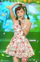组图：Kara穿花裙亮相《冠军秀》尽显青春靓丽