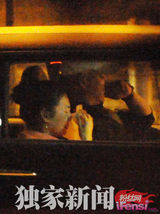 组图：张雨绮王全安街头热吻 早前车内哭泣照曝光