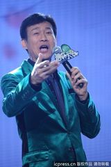 高清组图：杨钰莹白衣飘飘甜美献唱 不见岁月痕迹