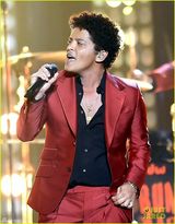 组图：布鲁诺玛斯着亮眼红装 公告牌激情献唱