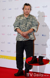 组图：韩国大钟电影节颁奖 导演金基德迷彩装亮相