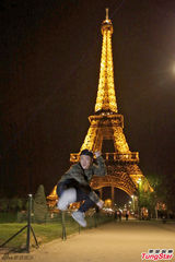 组图：陈奕迅巴黎拍摄MV 蹦跳搞怪不停