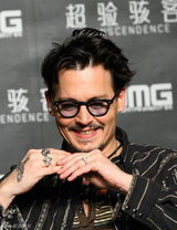 组图：德普北京宣传新片 获萌娃热吻愿定居中国