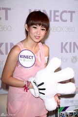 组图：郭书瑶粉红小洋装现身 与小童星共体验电玩