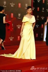 组图：翁虹娇俏黄裙秀香肩 张智霖帅气亮相