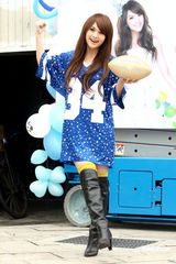 幻灯图：杨丞琳美式足球俏丽打扮秀新舞蹈