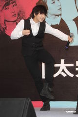 组图：SJ-M台北签唱会 兄弟情深互喂台湾小吃