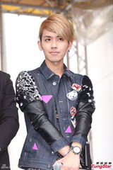 组图：MP魔幻力量签唱会 曝成员遭女粉丝抓下体