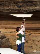 组图：崔始源阚清子拥吻剧照曝光惹粉丝吃醋