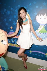 组图：李曼筠大秀小蛮腰 难接受嫩模互吻