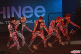 组图：韩国组合SHINee花衫开唱 台上劲歌热舞