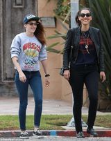 组图：暮光女休闲装外出遛狗 笑容爽朗心情好