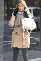 组图：弗莱利现身《绯闻女孩》片场煲电话粥