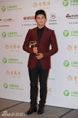 组图：吴奇隆白玉兰奖后台心情佳