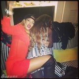 蕾哈娜真空穿背心春光侧露 龇牙嘟红唇俏皮(图)