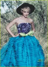 高清图：凯瑞-穆里根登时尚杂志封面 演绎经典红白蓝