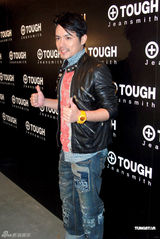 组图：黄晓明范逸臣出席派对 潮范十足尽显型男本色