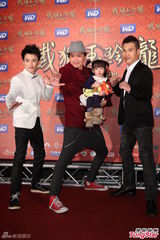 组图：《铁狮玉玲珑》首映邱黎宽站台高喊票房