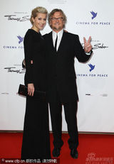 幻灯图：群星柏林出席电影活动 女星盛装亮相抢镜