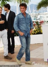 高清组图：《为父寻仇》发布会 影帝西恩-潘牛仔装