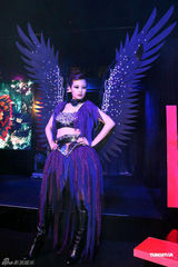 组图：香港海洋公园万圣节黄伟文将推尸装系列