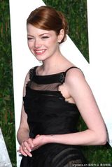 高清组图：艾玛-斯通黑色礼服亮相奥斯卡派对