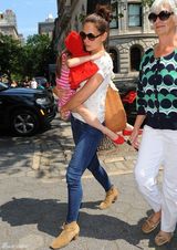 组图：凯蒂-霍尔姆斯抱苏瑞逛动物园母爱尽显