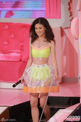 组图：港姐穿抹胸超短裙热舞 挤胸翘臀俏皮性感