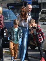 组图：贝嫂携子女团外出 小七亮黄衫卖萌抢镜