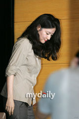 幻灯图集：李英爱婚后首度亮相 衣着朴素重返校园