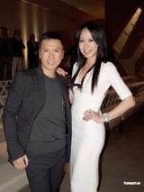 组图：甄子丹与太太秀恩爱 透露保持身材秘诀