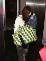 组图：梅根与老公现身机场 藏孕肚低调避狗仔