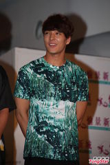 组图：美男乐团FTIsland亮相 与粉丝亲昵击掌