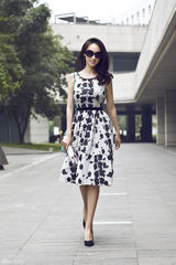 组图：练束梅轻淑女街拍 巧妙搭配秀时尚个性