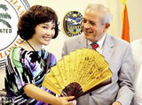 组图：刘晓庆受邀赴美 获迈阿密市徽被赞中国传奇
