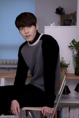 高清：《继承者》金宇彬抱公仔暖男气质无法挡