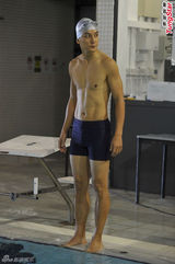 组图：吴彦祖泳裤秀精壮肌肉 自认身材如18岁