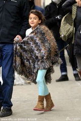 组图：小苏瑞放学享受公主待遇 穿大披肩显时尚