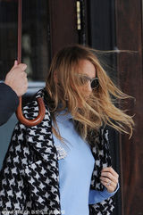 组图：绯闻女孩格纹大衣出行 遇大风头发凌乱