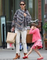 组图：小苏瑞当街跳舞步 拿手机疑与老爸通电话