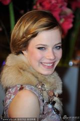 组图：《爱在午夜降临前》首映 伊桑搂朱丽搞怪