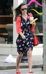 组图：王妃之妹皮帕穿红外套手握香蕉出街