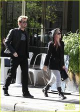 组图：艾薇儿与未婚夫幸福牵手压马路