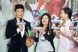 组图：吴奇隆马苏为新戏宣传粉丝热情接机