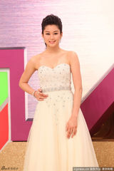 组图：TVB台庆岑丽香露香肩 挽罗仲谦小鸟依人